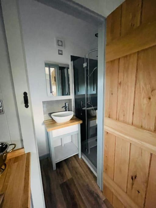 The Hut@Trefechan Wen - Coastal Coziness! Goodwick Exteriör bild