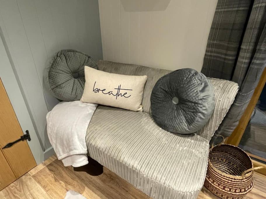 The Hut@Trefechan Wen - Coastal Coziness! Goodwick Exteriör bild