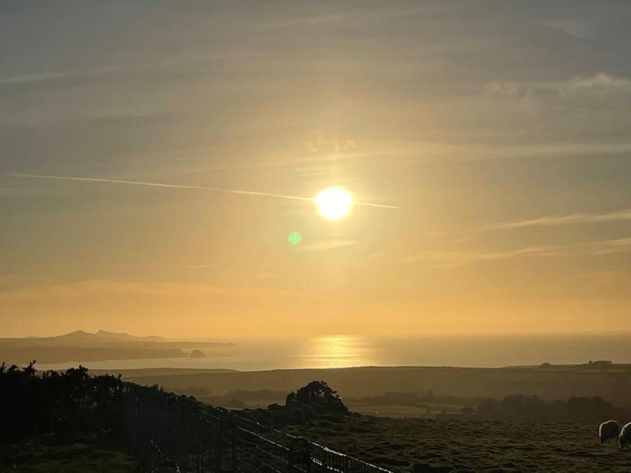 The Hut@Trefechan Wen - Coastal Coziness! Goodwick Exteriör bild
