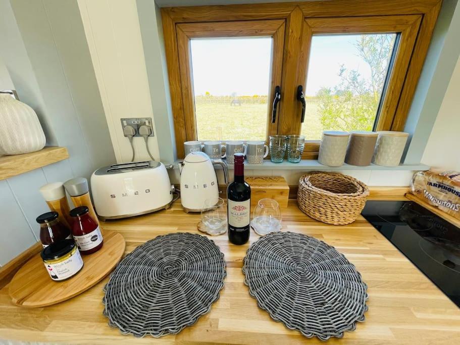 The Hut@Trefechan Wen - Coastal Coziness! Goodwick Exteriör bild