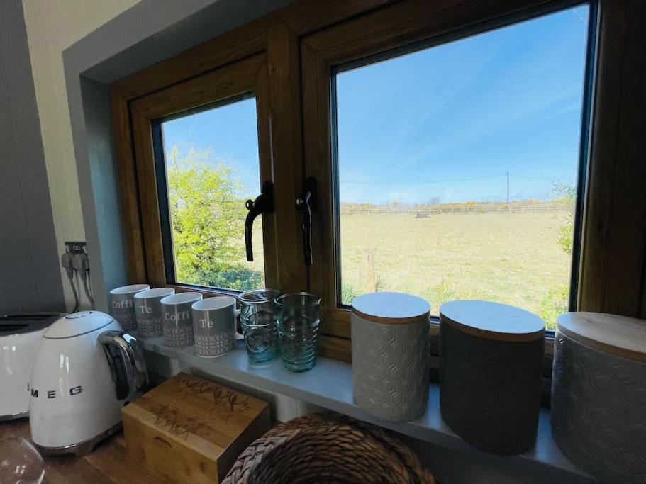 The Hut@Trefechan Wen - Coastal Coziness! Goodwick Exteriör bild