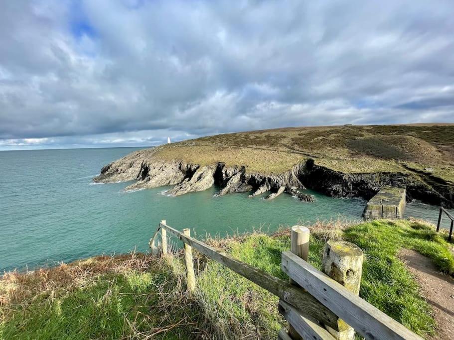 The Hut@Trefechan Wen - Coastal Coziness! Goodwick Exteriör bild