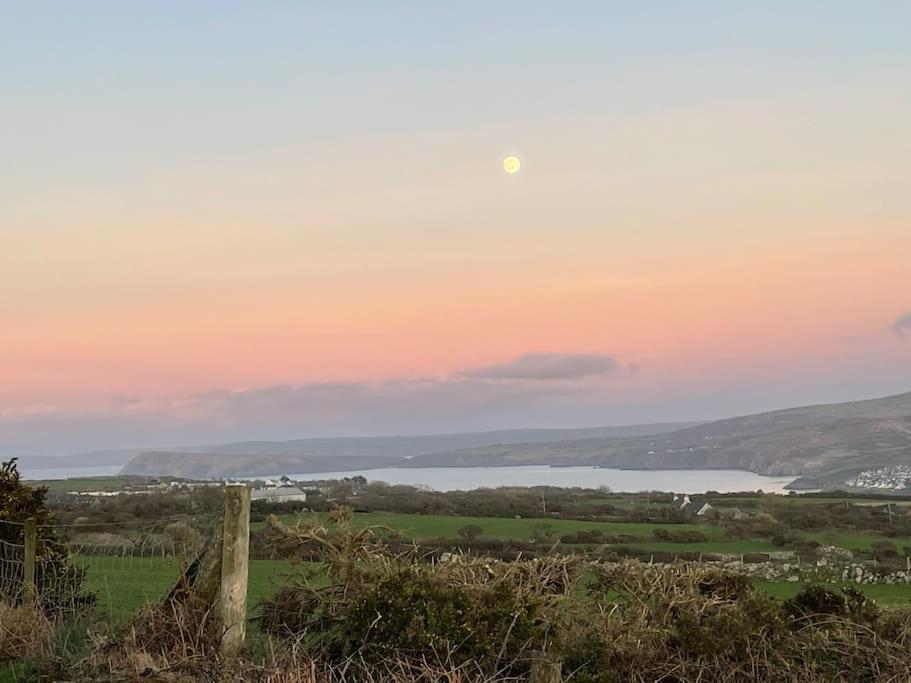 The Hut@Trefechan Wen - Coastal Coziness! Goodwick Exteriör bild